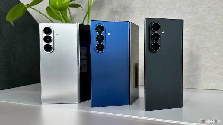 Samsung Z Fold7 folded mode showing slim design and dual display
