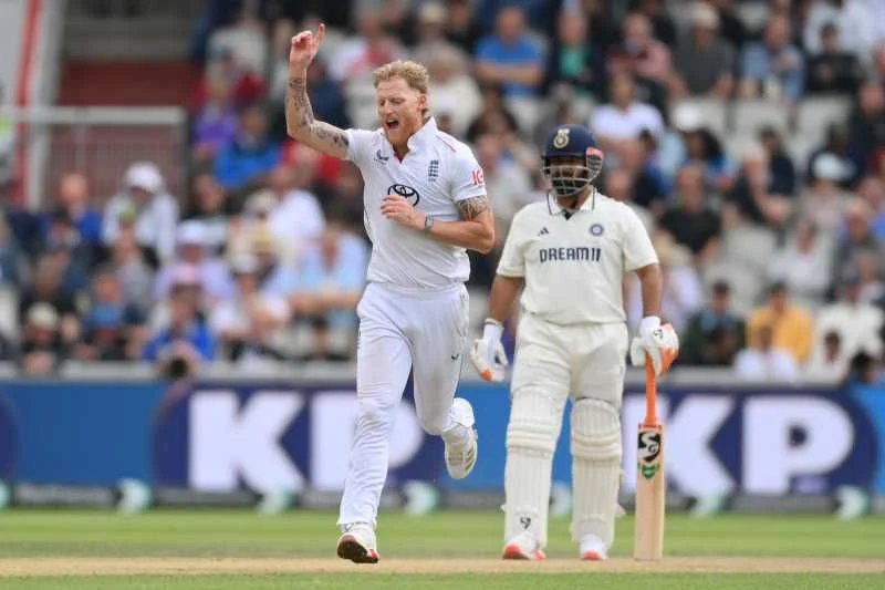 Ben Stokes Manchester Test में रिटायर्ड हर्ट हो गए लेकिन England टीम ने इसे सिर्फ क्रैम्प बताया। उप-कप्तान Ollie Pope बोले – Stokes कल के लिए फिट होंगे। जानें पूरी अपडेट।