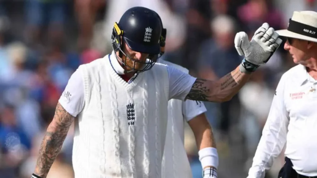 Ben Stokes Manchester Test में रिटायर्ड हर्ट हो गए लेकिन England टीम ने इसे सिर्फ क्रैम्प बताया। उप-कप्तान Ollie Pope बोले – Stokes कल के लिए फिट होंगे। जानें पूरी अपडेट।