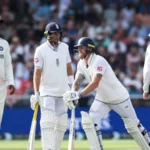 Ben Stokes Manchester Test में रिटायर्ड हर्ट हो गए लेकिन England टीम ने इसे सिर्फ क्रैम्प बताया। उप-कप्तान Ollie Pope बोले – Stokes कल के लिए फिट होंगे। जानें पूरी अपडेट।