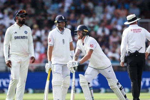 Ben Stokes Manchester Test में रिटायर्ड हर्ट हो गए लेकिन England टीम ने इसे सिर्फ क्रैम्प बताया। उप-कप्तान Ollie Pope बोले – Stokes कल के लिए फिट होंगे। जानें पूरी अपडेट।