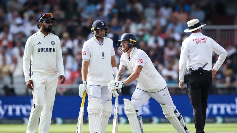 Ben Stokes Manchester Test में रिटायर्ड हर्ट हो गए लेकिन England टीम ने इसे सिर्फ क्रैम्प बताया। उप-कप्तान Ollie Pope बोले – Stokes कल के लिए फिट होंगे। जानें पूरी अपडेट।